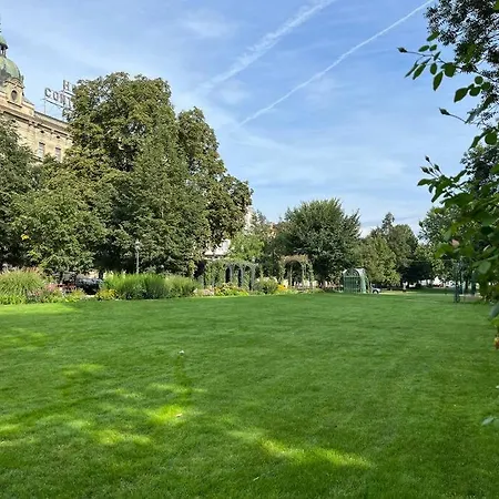 In Historical Center With Park View Apartment